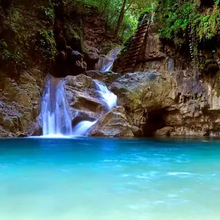 Cascade et bassin naturel